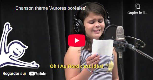 Élève fille du conseil chantant la chanson aurores boréales